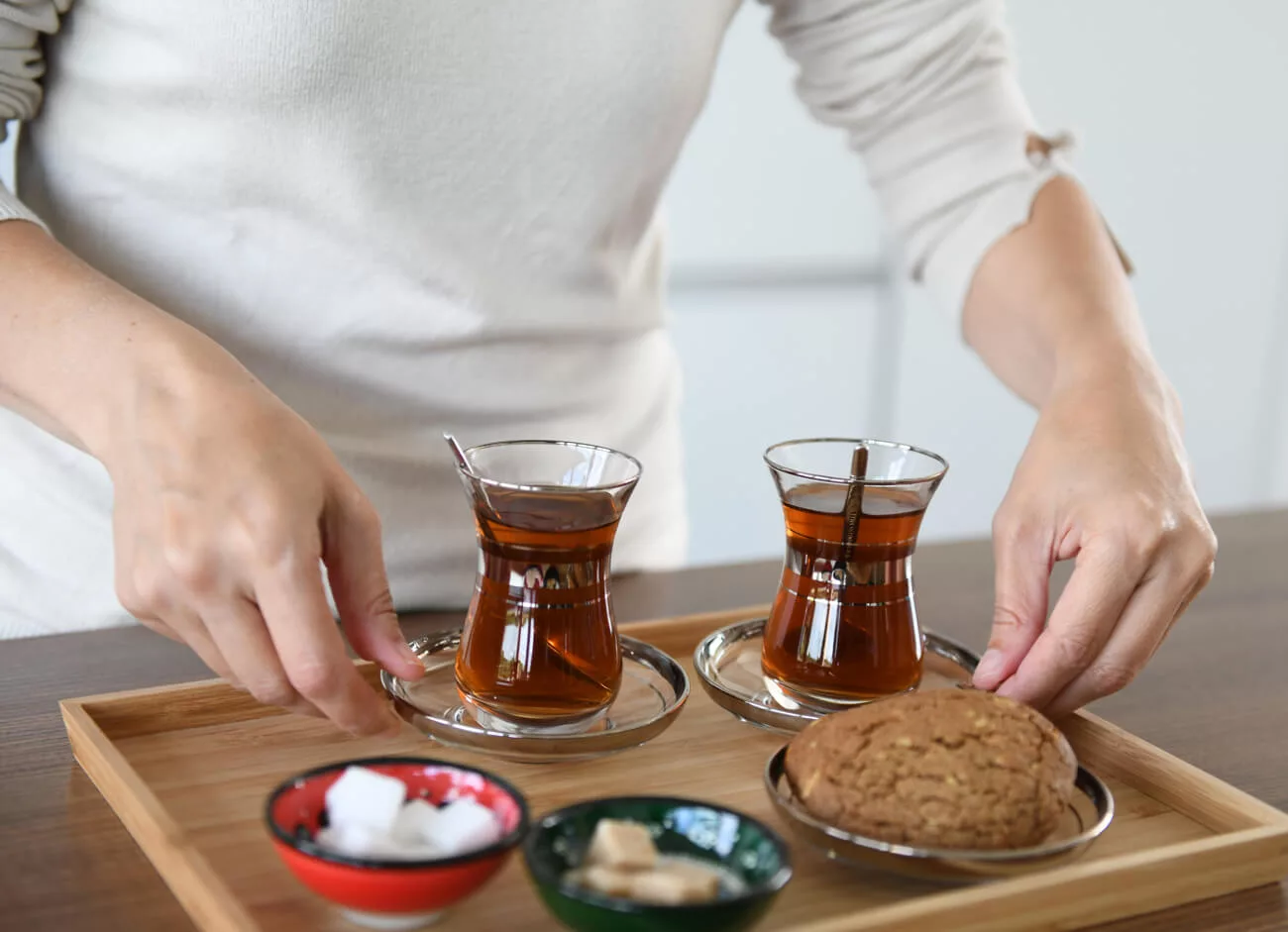 Semaha schenkt Turkse thee op kantoor bij sem-aha
