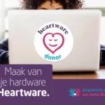 Tools en tips: Kind achter een laptop met het logo van Ondernemers voor een Warm België - Maak van je hardware Heartware