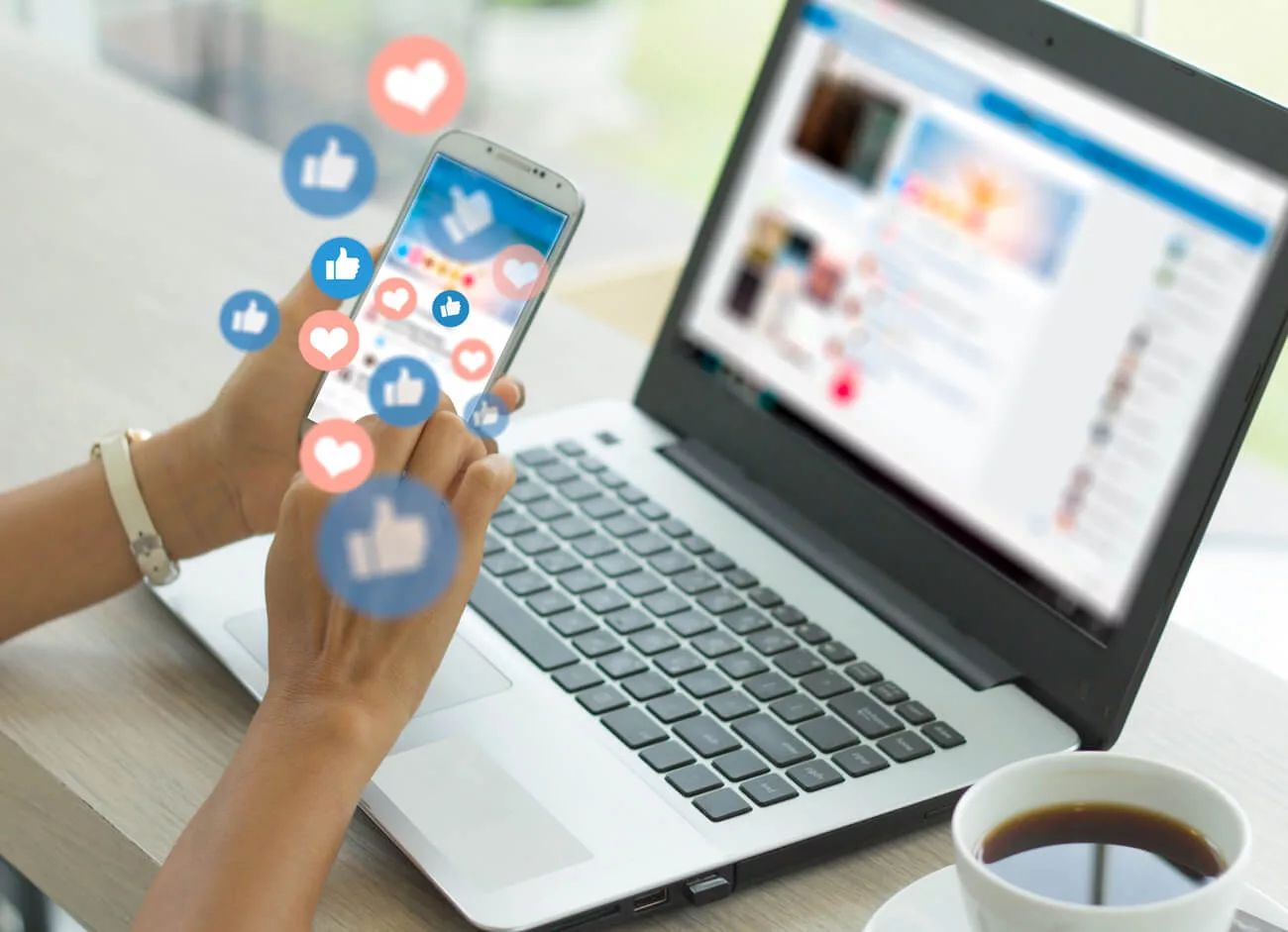 Laptop en smartphone met sociale media iconen van Facebook